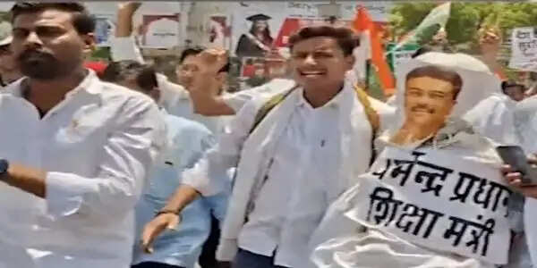 पेपर लीक प्रकरण में कांग्रेसियों ने केंद्रीय मंत्री का फूंका पुतला