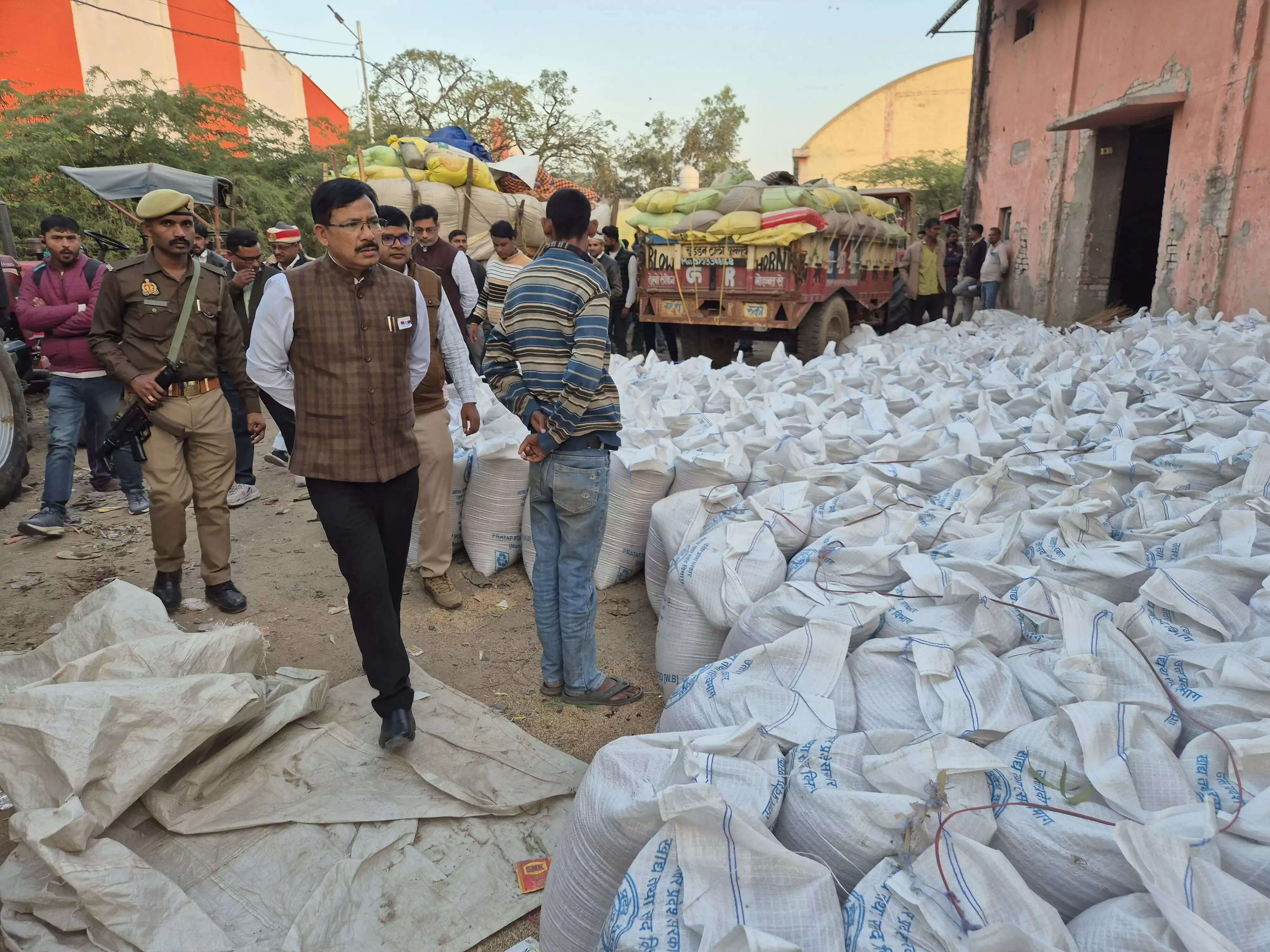 नवीन गल्ला मंडी में धान-बाजरा खरीद का जिलाधिकारी ने लिया जायजा