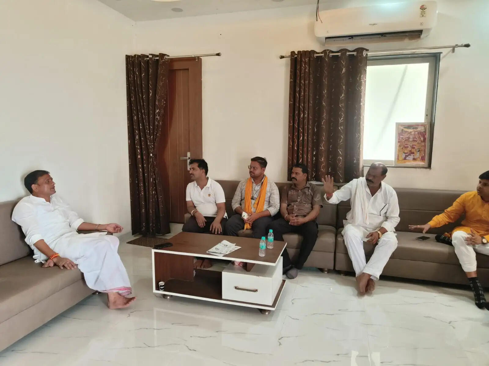 मतदान के बाद भाजपा-कांग्रेस प्रत्याशी रहे सक्रिय, आशुतोष ने किया योगाभ्यास, घनश्याम ने कार्यकर्ताओं से की चर्चा