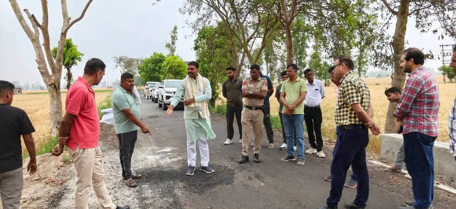 कैथल: पाई–करोड़ा सड़क निर्माण में मिली खामियां, विधायक ने किया औचक निरीक्षण