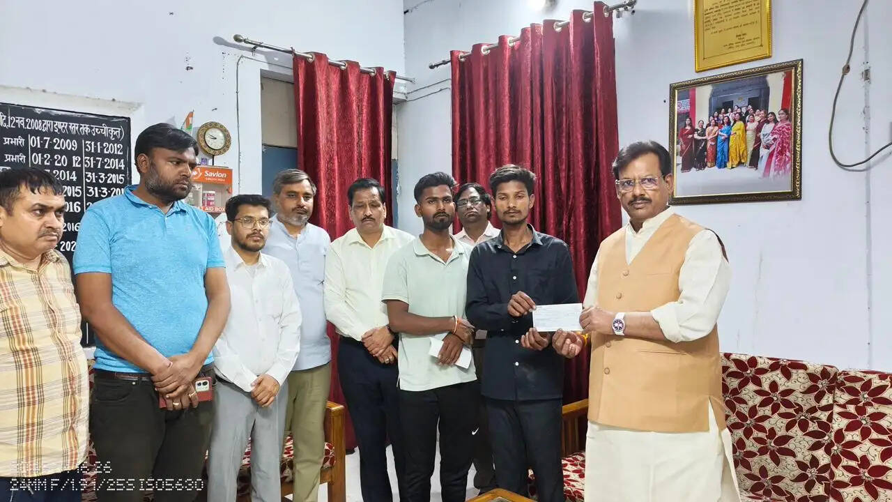 लखनऊ अग्निकांड में जान गंवाने वाले बच्चों के परिजनों को 4-4 लाख रुपये की सहायता राशि सौंपी गयी