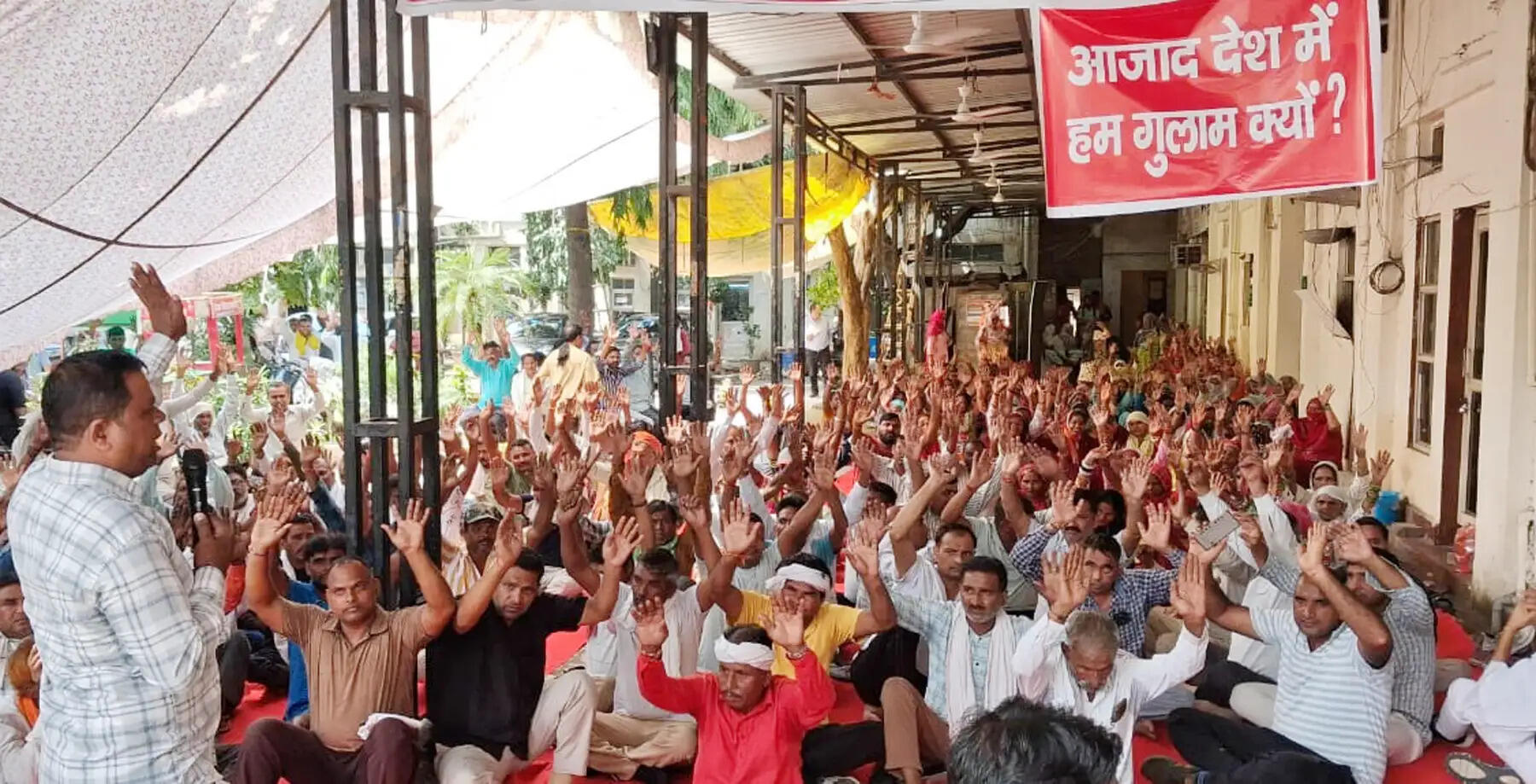 गुरुग्राम: नगरपालिका कर्मचारी संघ के प्रतिनिधिमंडल से दुव्र्यवहार पर प्रदर्शन कर फूंका पुतला