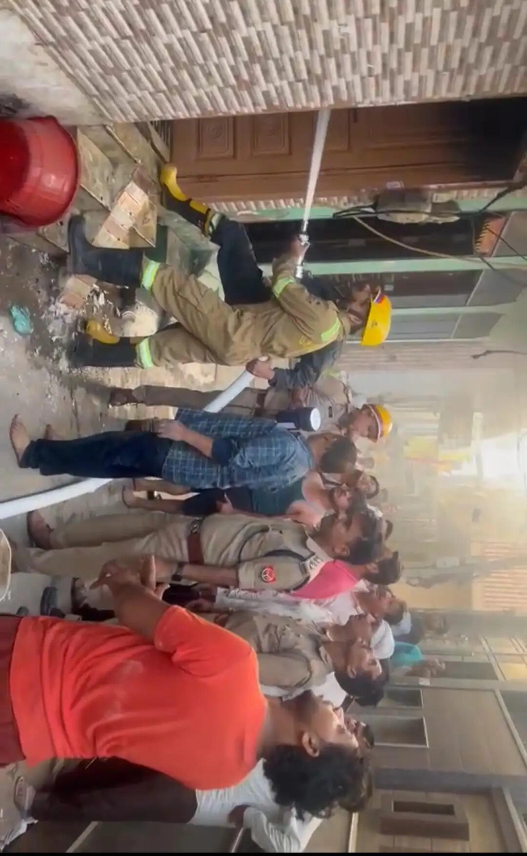 बागपत : आग से चार दुकानें व मकान का सामान जलकर खाक