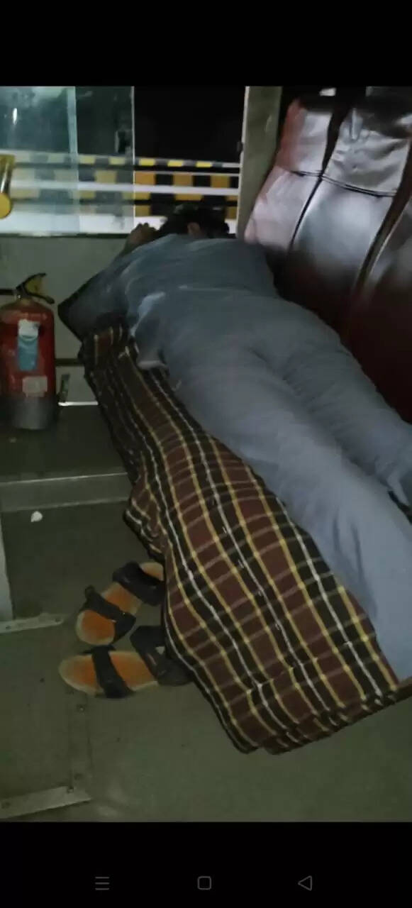 रोडवेज की चलती बस में परिचालक का सोते हुए वीडियो वायरल