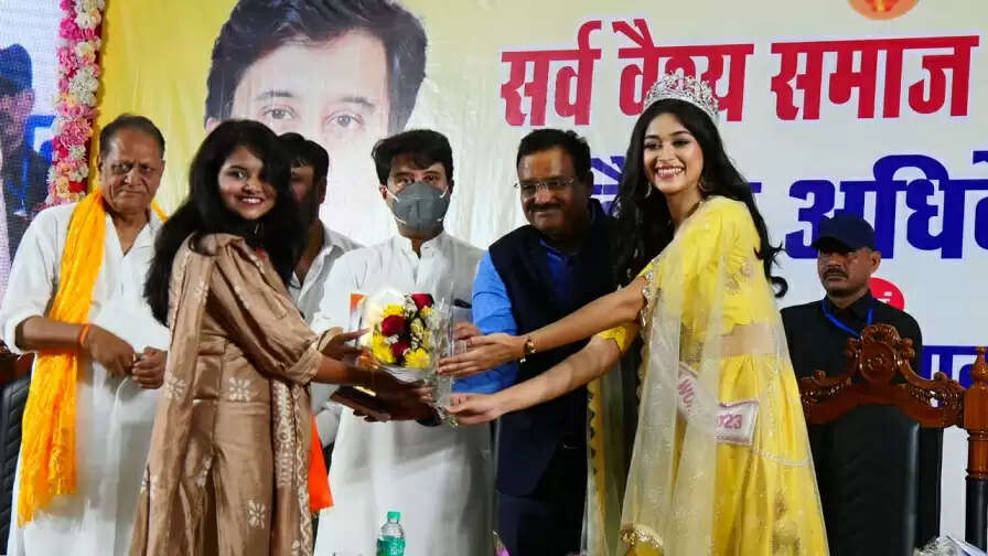 वैश्य समाज का सम्पूर्ण मानव जाति के उत्थान में बड़ा योगदानः सिंधिया