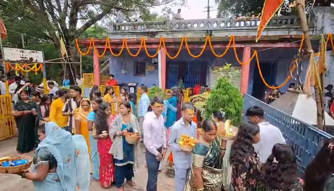 सावन की पहली सोमवारी पर शिवालियों में उमड़ी भक्तों की भीड़