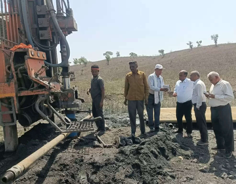 राजगढ़ः कलेक्टर का नलकूप खनन स्थल पर निरीक्षण, जल संरक्षण के लिए वैज्ञानिक दृष्टिकोण अपनाने के निर्देश