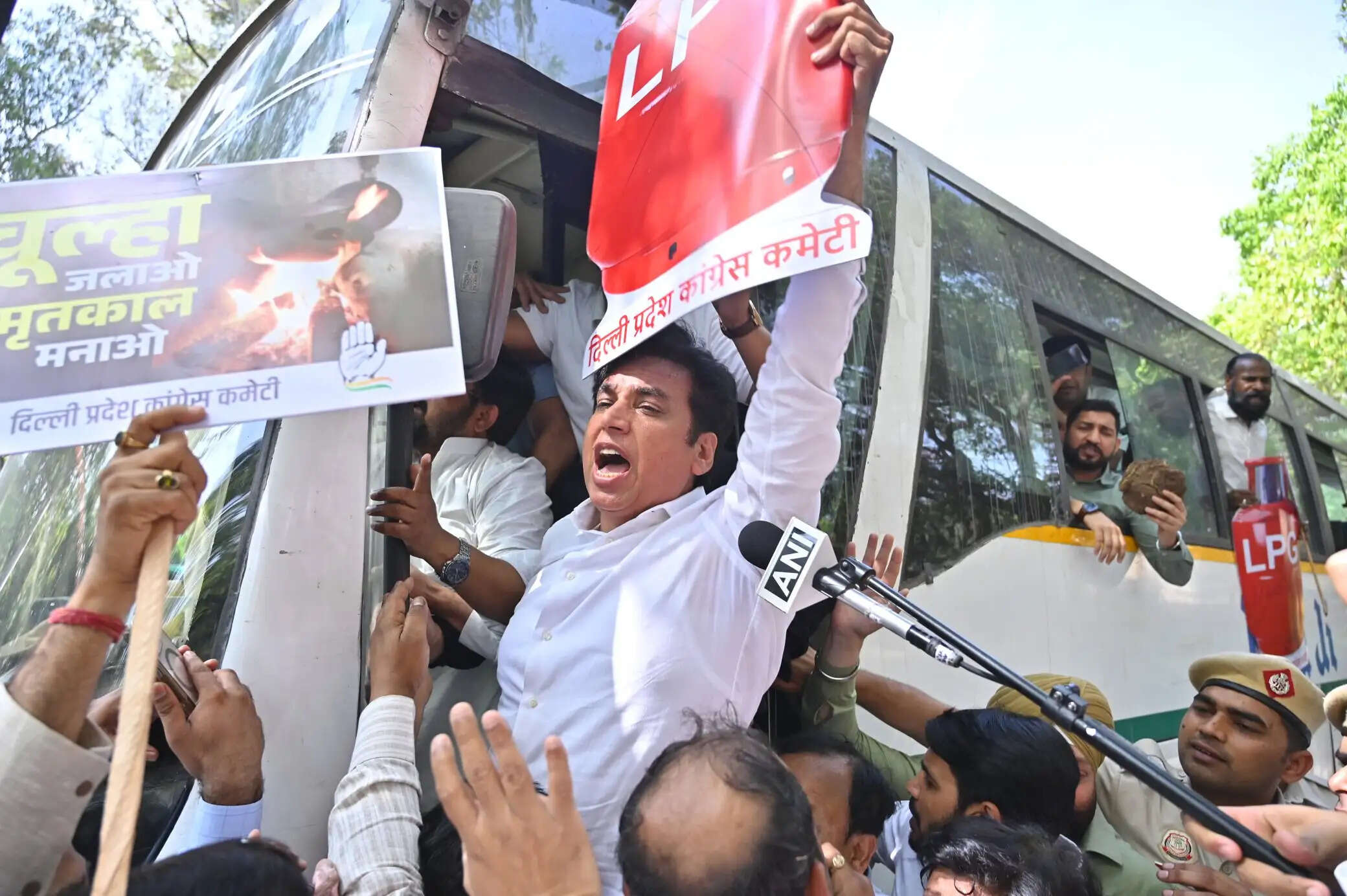 कांग्रेस ने एलपीजी सिलेंडर की किल्लत को लेकर मिट्टी के चूल्हे पर खाना बनाकर किया विरोध प्रदर्शन