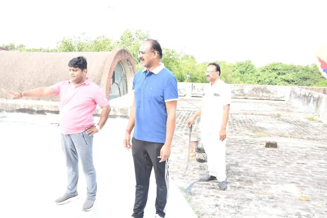 डीएम ने श्रमदान कर दिया स्वच्छता का संदेश, कहा- स्वच्छता जीवन का अमूल्य उपहार