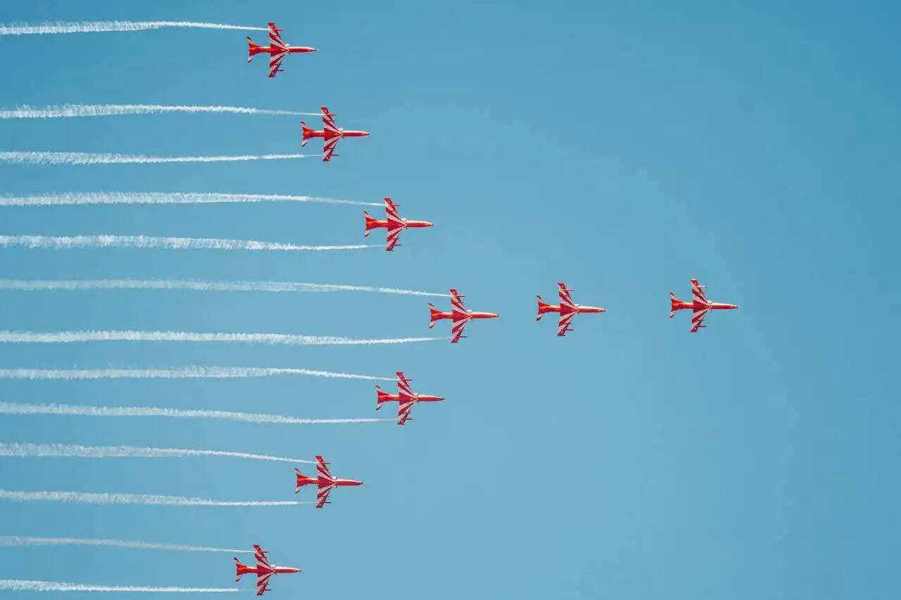 सुजानपुर के आसमान में वायु सेना के विमानो ने दूसरे दिन भी दिखाए करतब