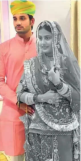 अहमदाबाद विमान हादसे में जान गंवाने वाली खुशबू के पति लंदन से घर लौटे