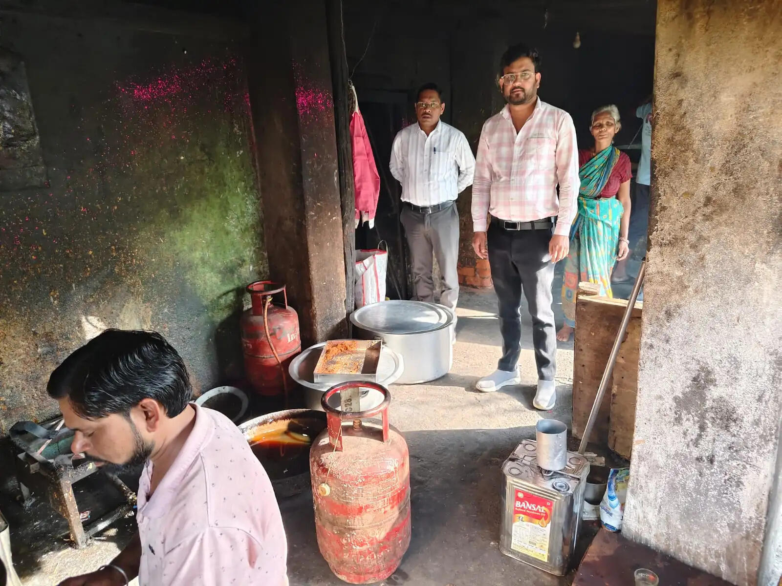 सूरजपुर : घरेलू गैस के व्यावसायिक उपयोग पर छापा, होटलों से 10 सिलेंडर जब्त