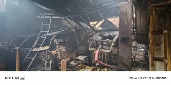 शाहदरा के राम नगर में गोदाम में आग, दो की मौत, चार झुलसे