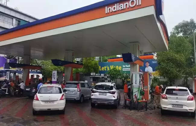तेल कंपनियों ने कहा-देश में ईंधन का पर्याप्‍त स्टॉक, घबराहट में खरीदारी की जरूरत नहीं