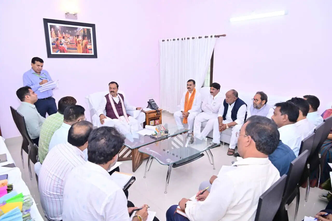 समूह की दीदियों को लखपति दीदी बनाने के लक्ष्य को तीन लाख तक पहुंचाएं : केशव प्रसाद मौर्य