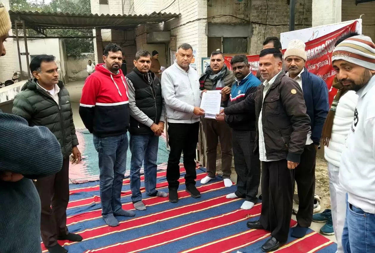 हिसार : ऑनलाइन ट्रांसफर पॉलिसी के खिलाफ बिजली कर्मचारियों ने आंशिक भूख हड़ताल कर जताया रोष