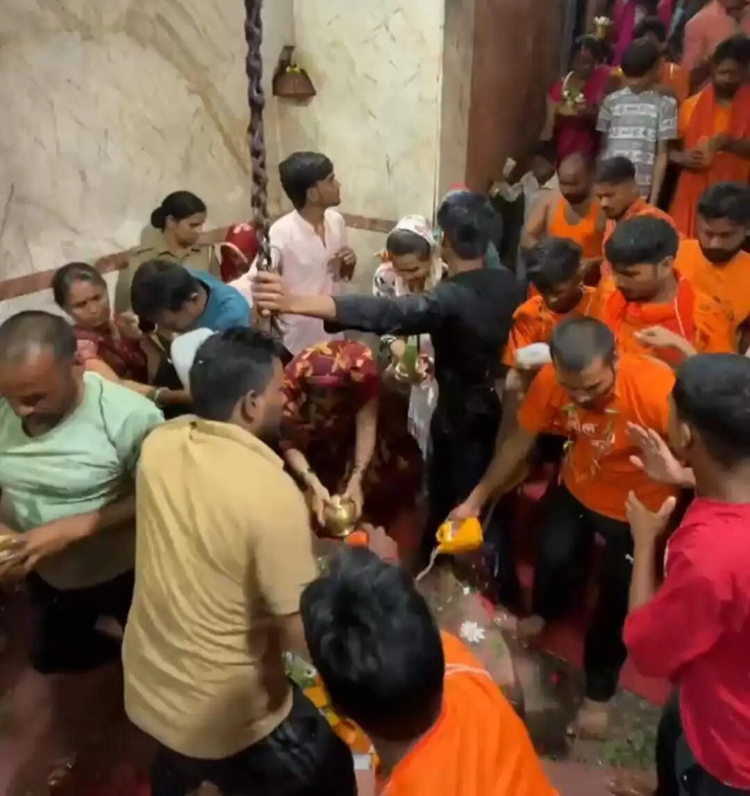 देवरिया :दुग्धेश्वर नाथ मंदिर में उमड़ा आस्था का सैलाब, हर-हर महादेव के जयकारों से गूंज उठी छोटी काशी