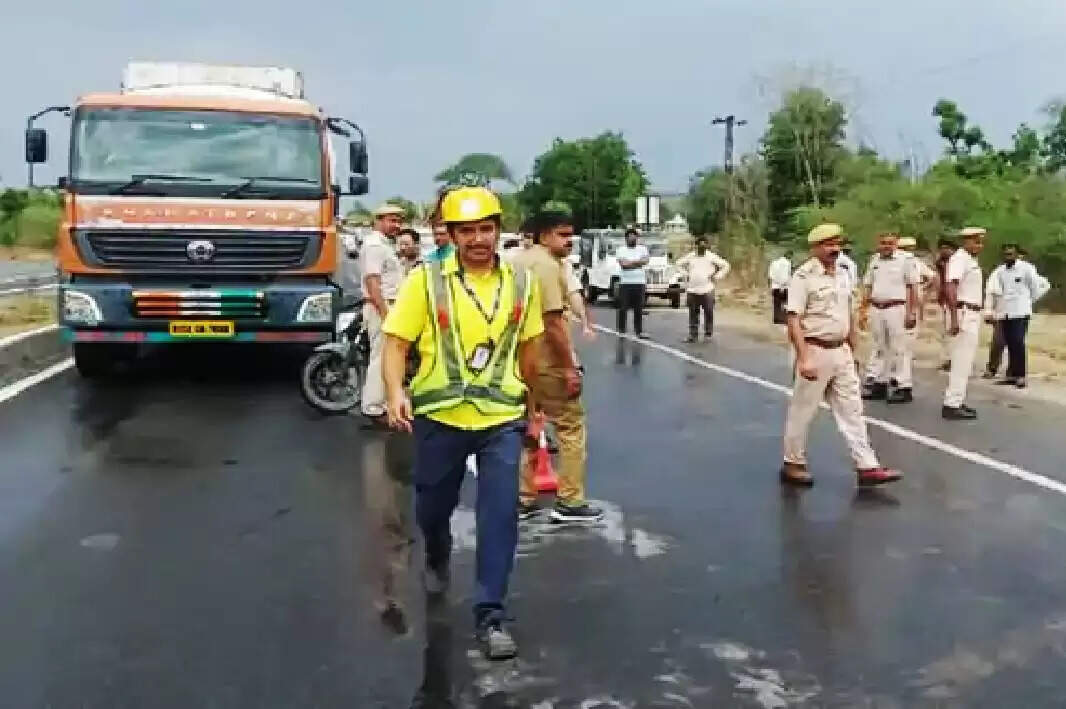 ट्रेलर की टक्कर से ट्रेक्टर में सवार चार लोगों की मौत