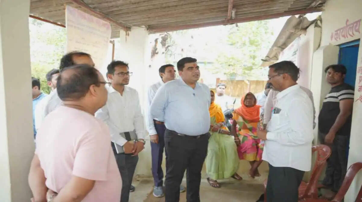 कोरबा : तिलकेजा सहकारी समिति पहुंचे कलेक्टर, खाद-बीज की उपलब्धता परखी