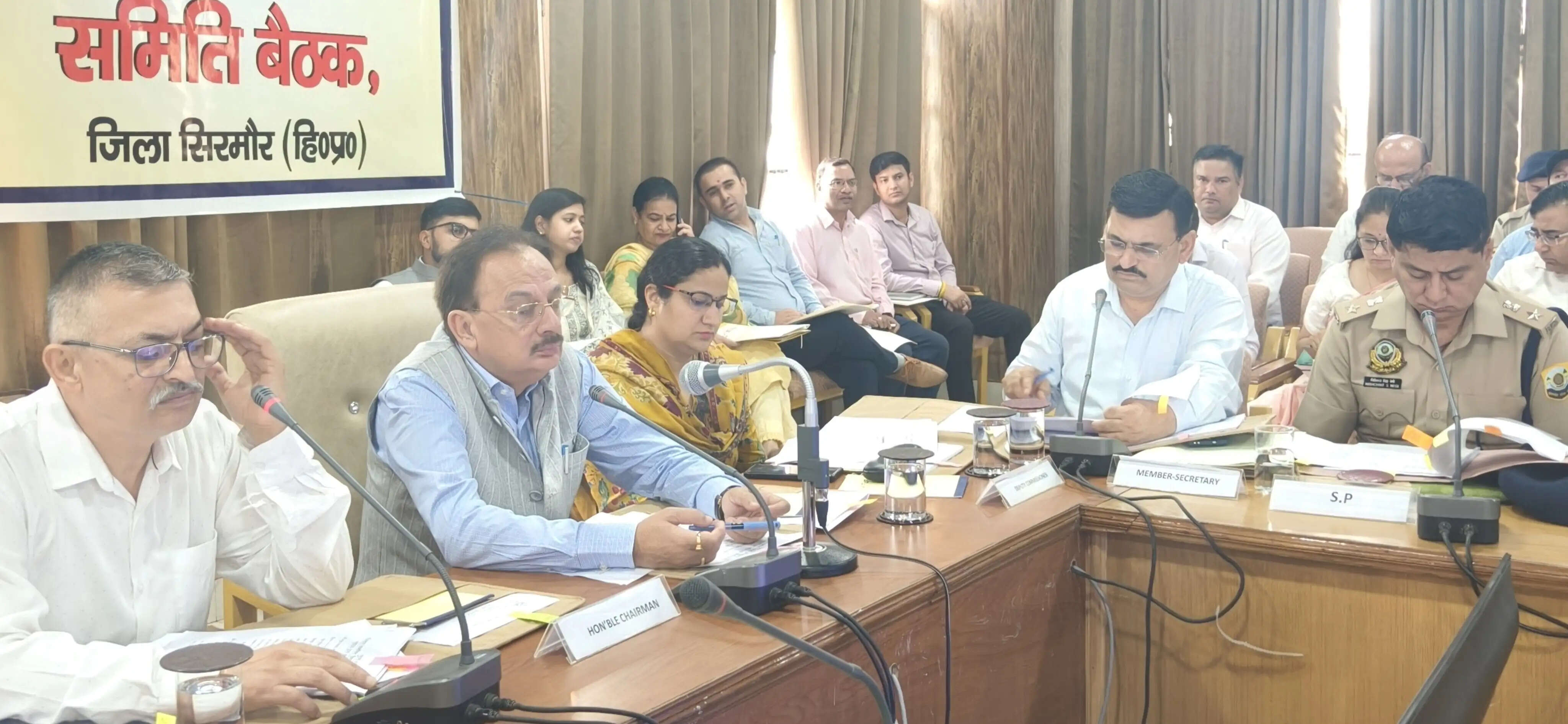 नाहन में जिला स्तरीय शिकायत निवारण समिति की बैठक