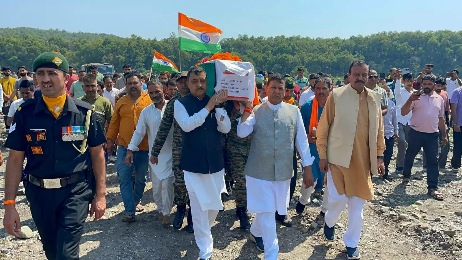 सिक्किम में शहीद हुए लांस नायक मनीष ठाकुर पंचतत्व में विलीन, नाहन में उमड़ा जनसैलाब