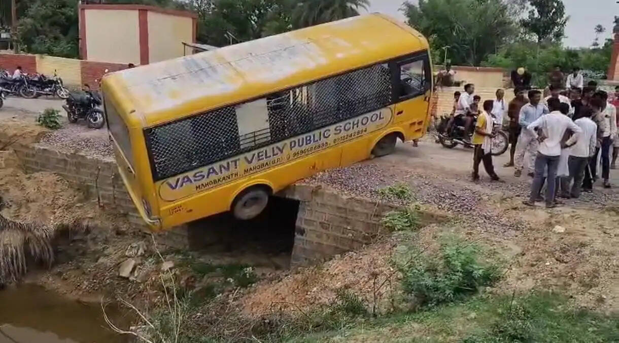 छात्रों से भरी स्कूली बस पुलिया पर लटकी, बाल-बाल बचे बच्चे