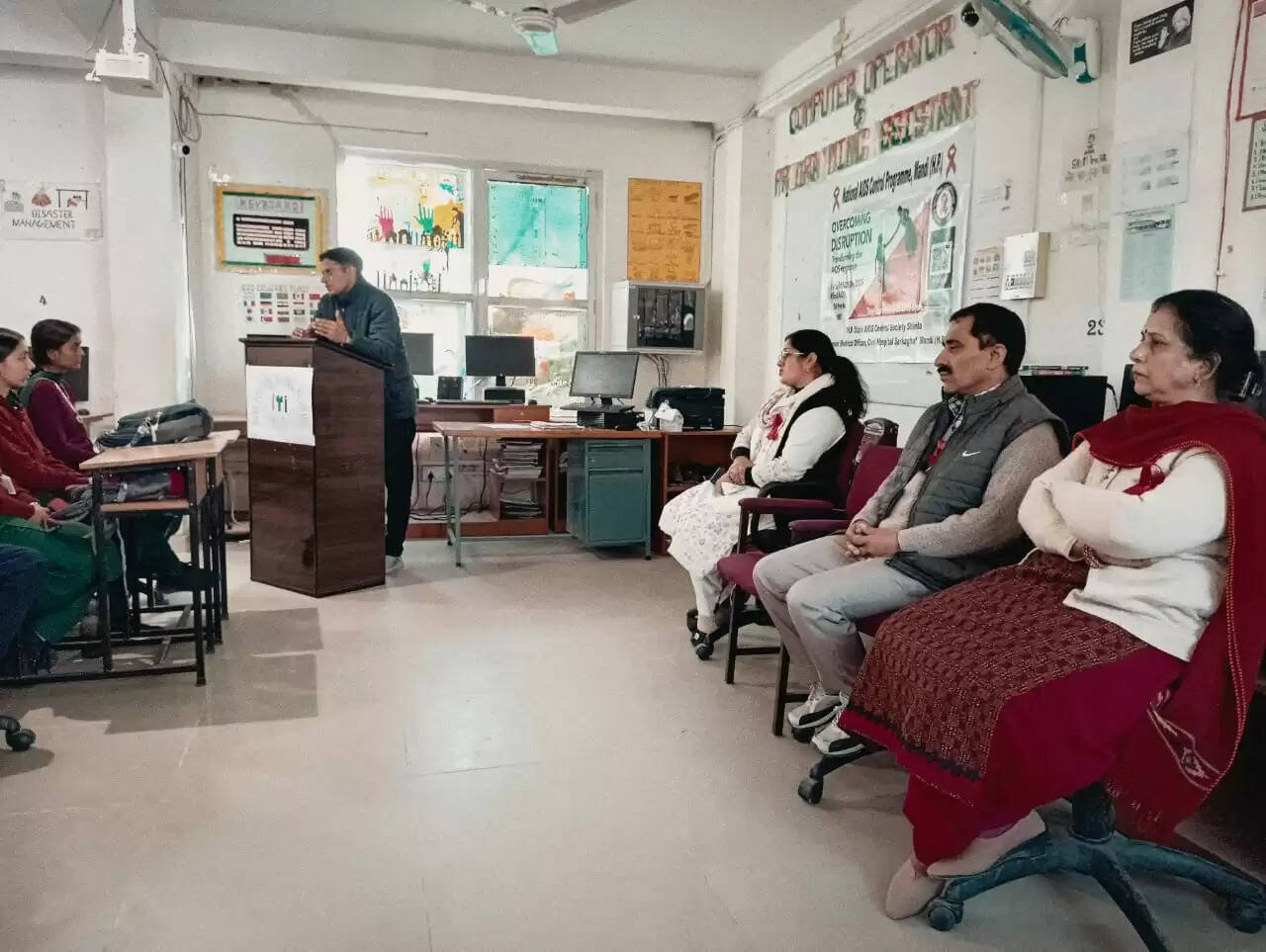 विश्व एड्स दिवस पर सरकाघाट आईटीआई और नगर परिषद में लोगों को किया जागरूक, रोकथाम की शपथ दिलाई