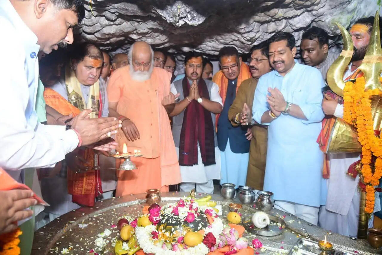 भाजपा अध्यक्ष नितिन नवीन ने टपकेश्वर महादेव मंदिर में की पूजा-अर्चना, देश-प्रदेश की खुशहाली की कामना की