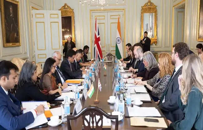 पीयूष गोयल लंदन पहुंचे, यूके के व्यापार सचिव के साथ की बातचीत