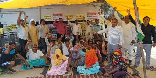 नूंह: सफाई कर्मचारियों व फायर कर्मियों का धरना 26वें दिन भी जारी