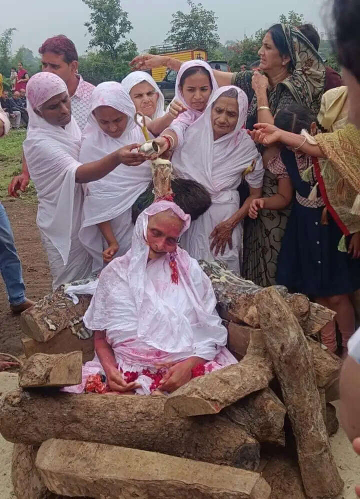 झाबुआ: आर्यिका 105 श्रीविनम्रज्योति माताजी का सल्लेखना पूर्वक उत्कृष्ट समाधि मरण