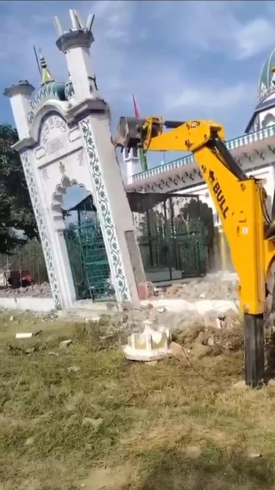 सरकारी भूमि पर बनी अवैध मजार को हटाया