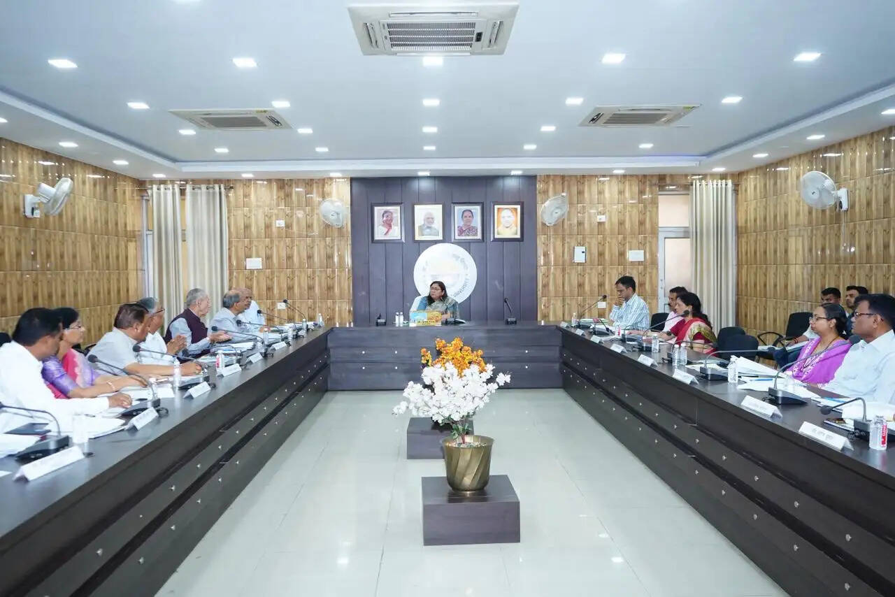 गोरखपुर विश्वविद्यालय की कार्य परिषद की बैठक संपन्न, महत्वपूर्ण प्रस्तावों को मिली स्वीकृति