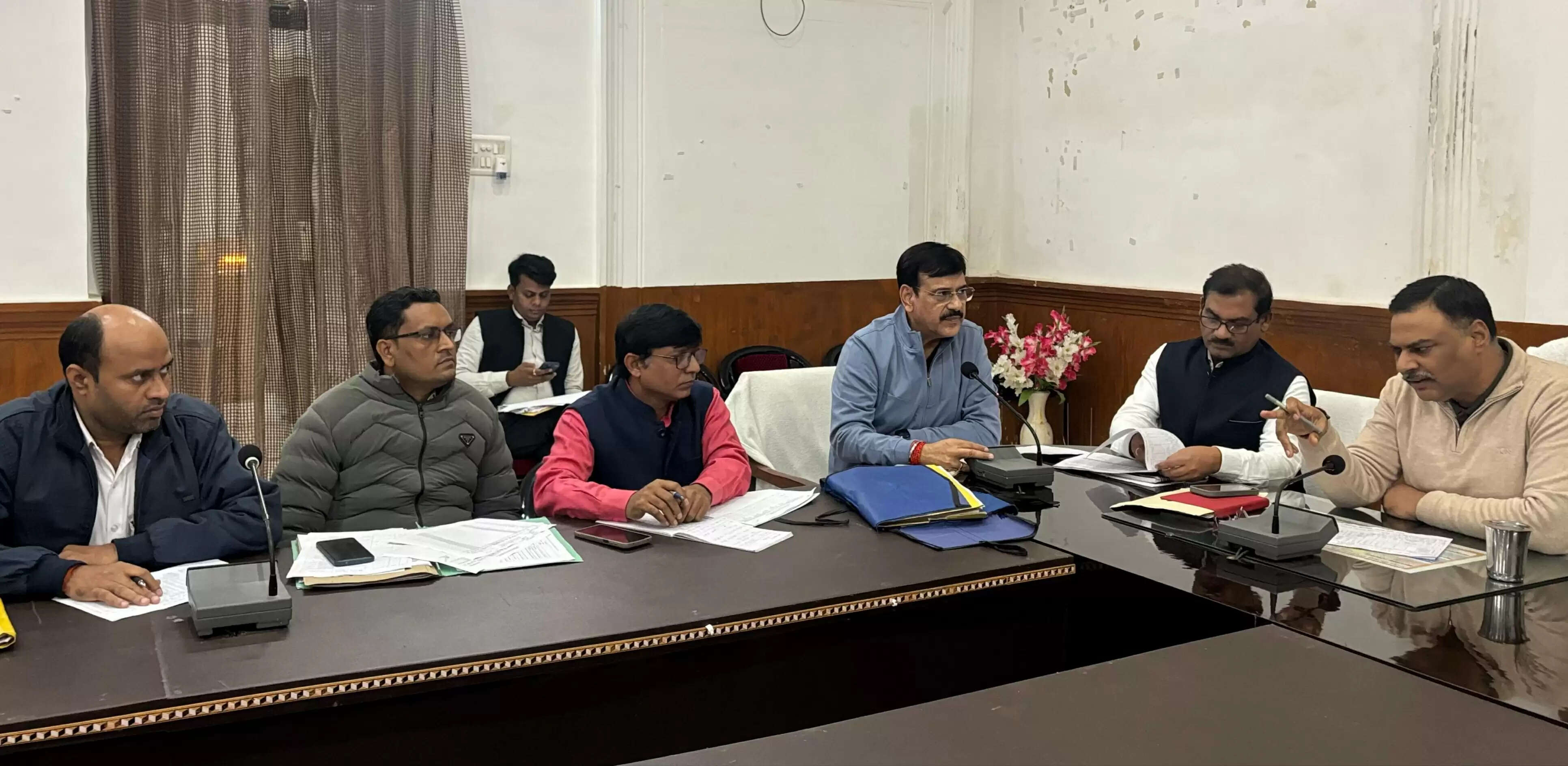 धान खरीद में लापरवाही बर्दाश्त नहीं, अनुपस्थित केंद्र प्रभारियों पर होगी कार्रवाई : डीएम