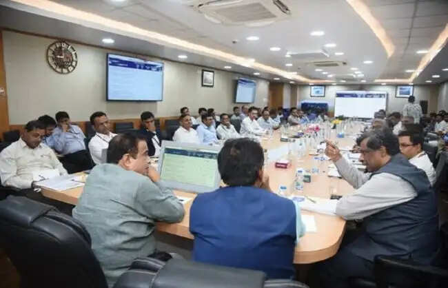 गडकरी ने तेलंगाना, जम्मू और कश्मीर तथा लद्दाख में राष्ट्रीय राजमार्ग परियोजनाओं की गुणवत्ता और रखरखाव की समीक्षा की