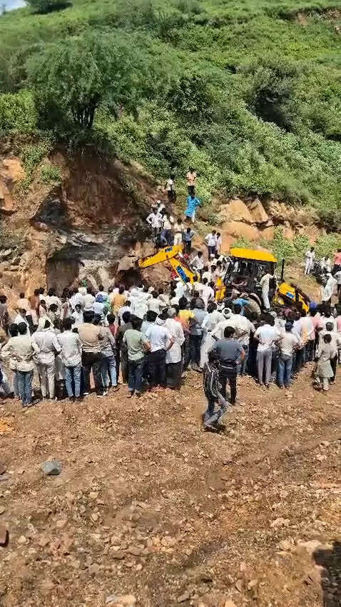 नौगांवा में बड़ा हादसा-बकरी चराने गए 4 युवक चट्टान के नीचे दबे, तीन की मौत