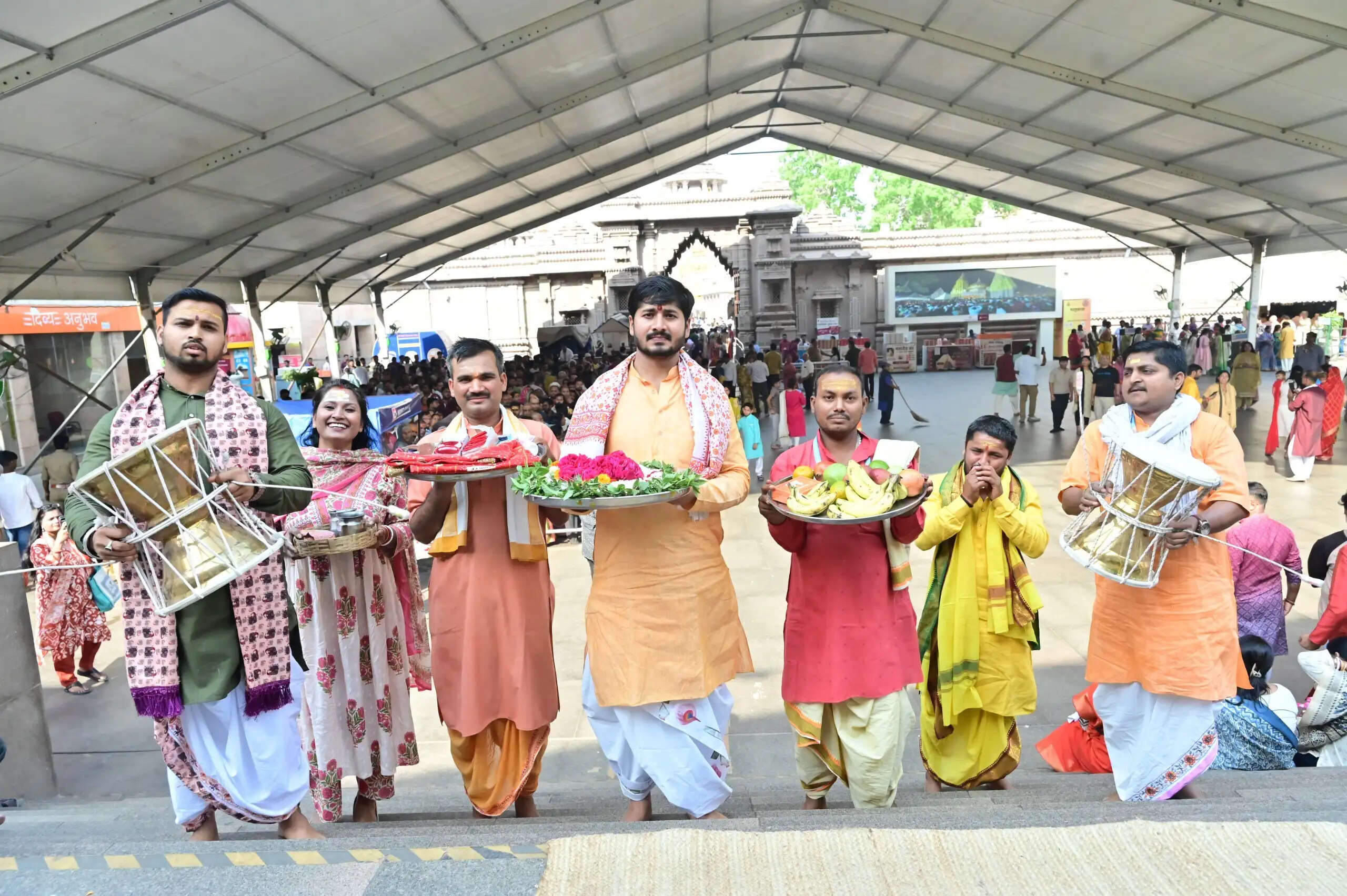 चैत्र नवरात्र : बाबा विश्वनाथ दरबार से भेजी गई मुखनिर्मालिका गौरी और माता विशालाक्षी काे श्रृंगार सामग्री