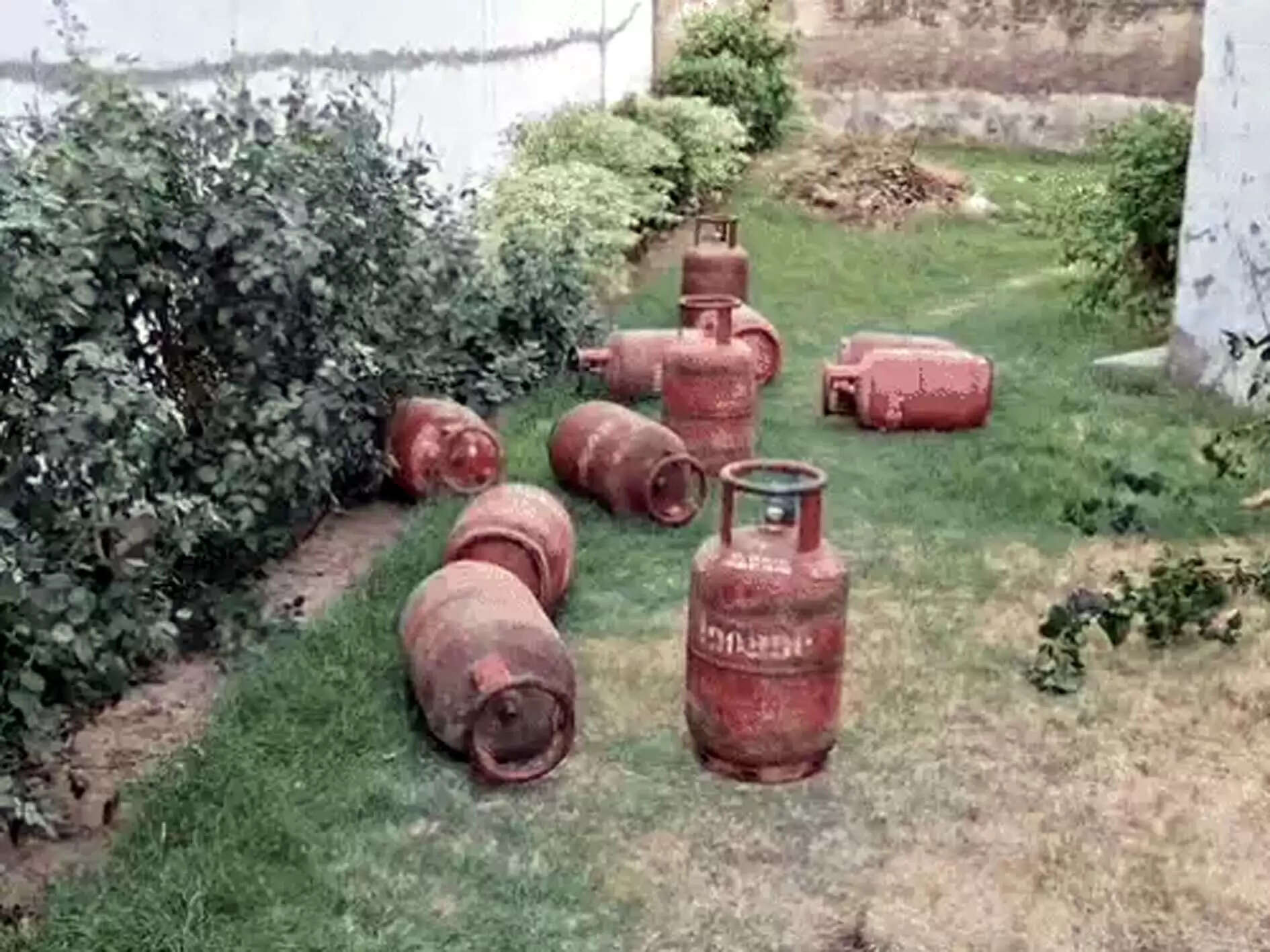 हिसार : सिल्वर अपार्टमेंट में आग लगने से अफरा-तफरी, हजारों का नुकसान