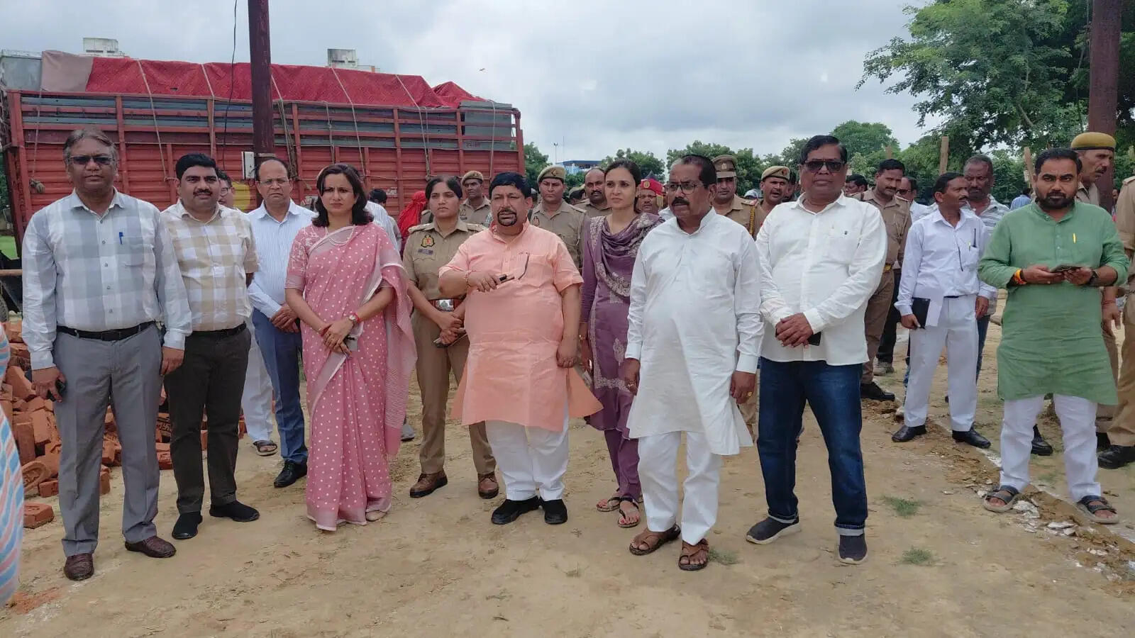 फर्रुखाबाद: मुख्यमंत्री योगी आदित्यनाथ की सभा के लिए बनाए जा रहे पंडाल का जिलाधिकारी ने किया निरीक्षण