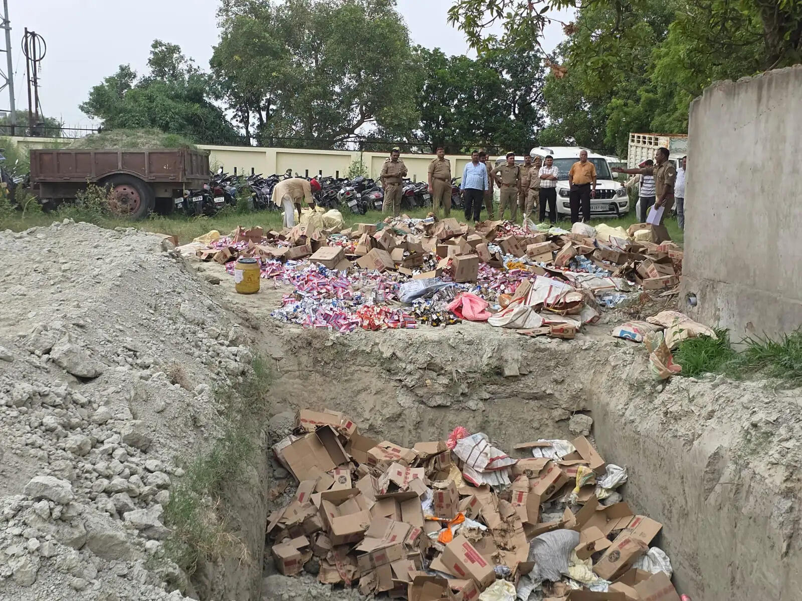 देवरिया : श्रीरामपुर थाने में 49 आबकारी मामलों की करीब 4,783 लीटर शराब नष्ट