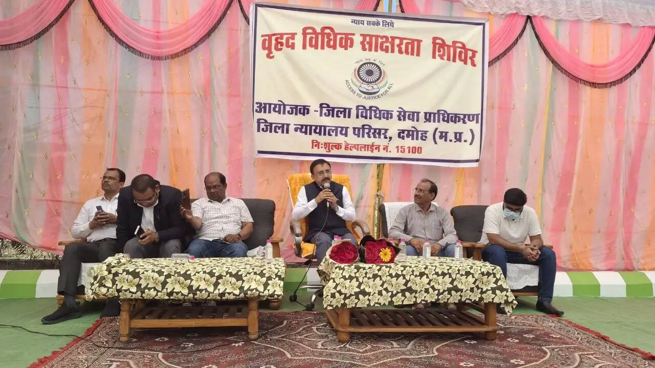 दमोहः ग्राम कुंवरपुर खेजरा में विशाल मेगा विधिक जागरूकता शिविर का आयोजन