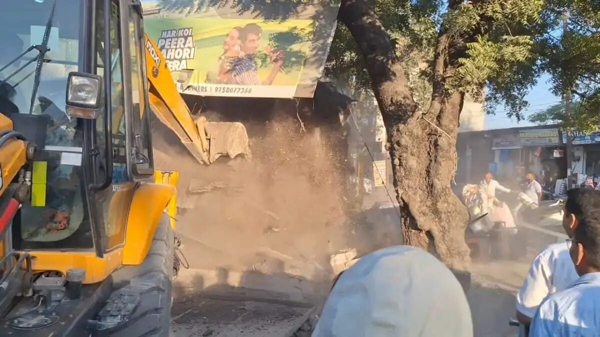 चौड़ीकरण अभियान, प्रशासन ने हटाए अतिक्रमण