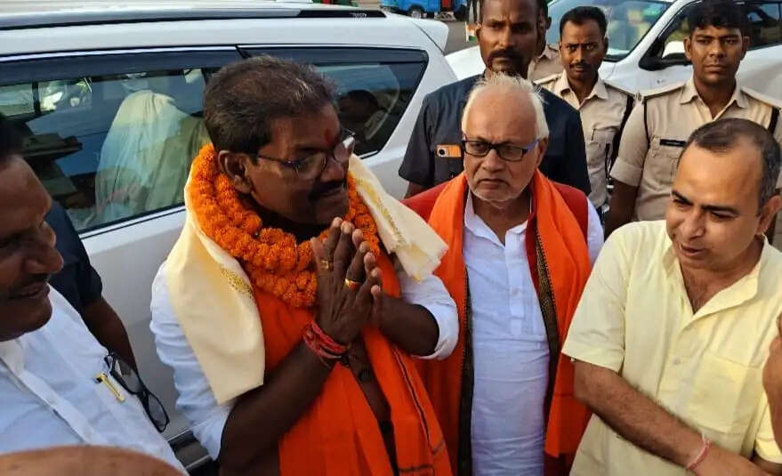सुपौल के सिमराही पहुंचे पर्यावरण मंत्री डॉ रामचंद्र प्रसाद, कार्यकर्ताओं ने किया स्वागत