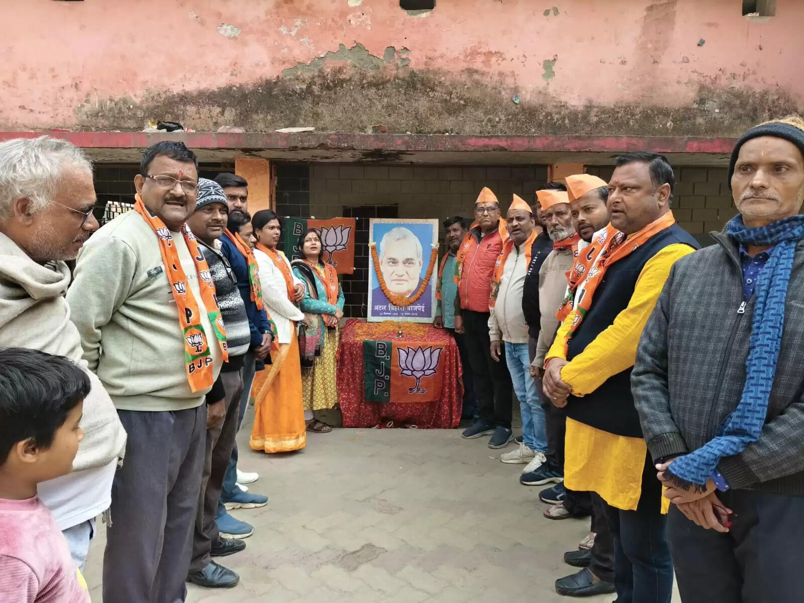 भाजपा कार्यकर्ताओं ने पूर्व प्रधानमंत्री अटल बिहारी वाजपेयी की जयंती सुशासन दिवस के रूप में मनाया