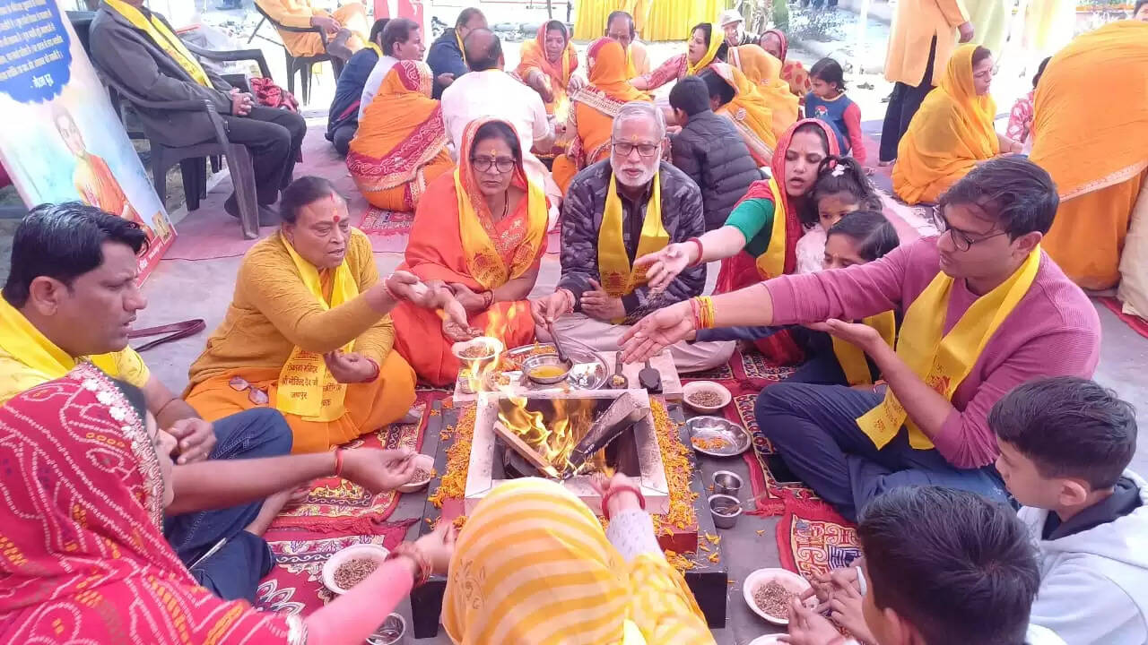 अखिल विश्व गायत्री परिवार का पंच कुंडीय गायत्री महायज्ञ का आयोजन