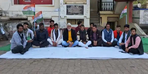 छतरपुर: राहुल गांधी के साथ हुई धक्का-मुक्की के विरोध में कांग्रेस ने दिया धरना