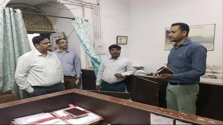 भोपालः संभागायुक्त ने किया संभागीय कार्यालय का निरीक्षण