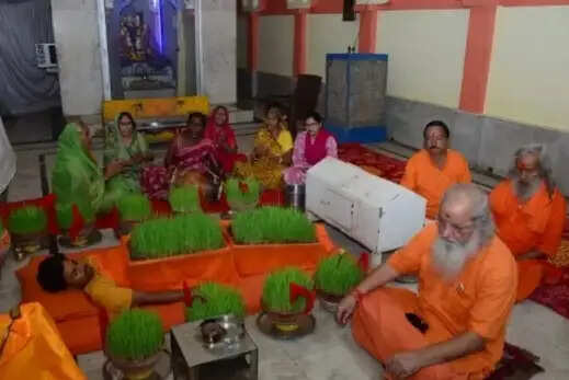 शरीर पर जवारे बोकर शिवा वर्मा कर रहे कठोर साधना