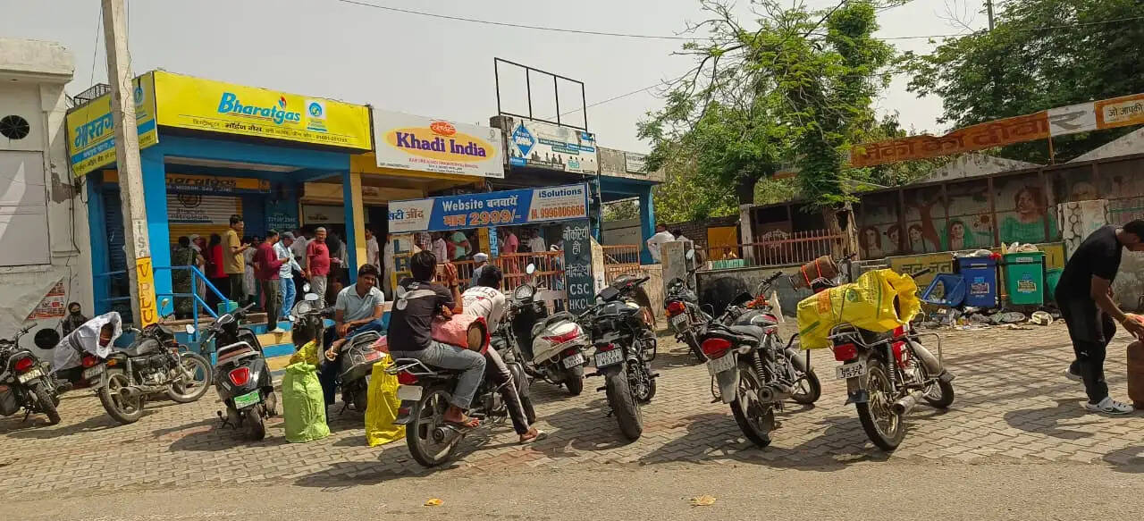 जींद : छुट्टी के बाद भी गैस सिलेंडर के लिए लाइनों में लगे लोग