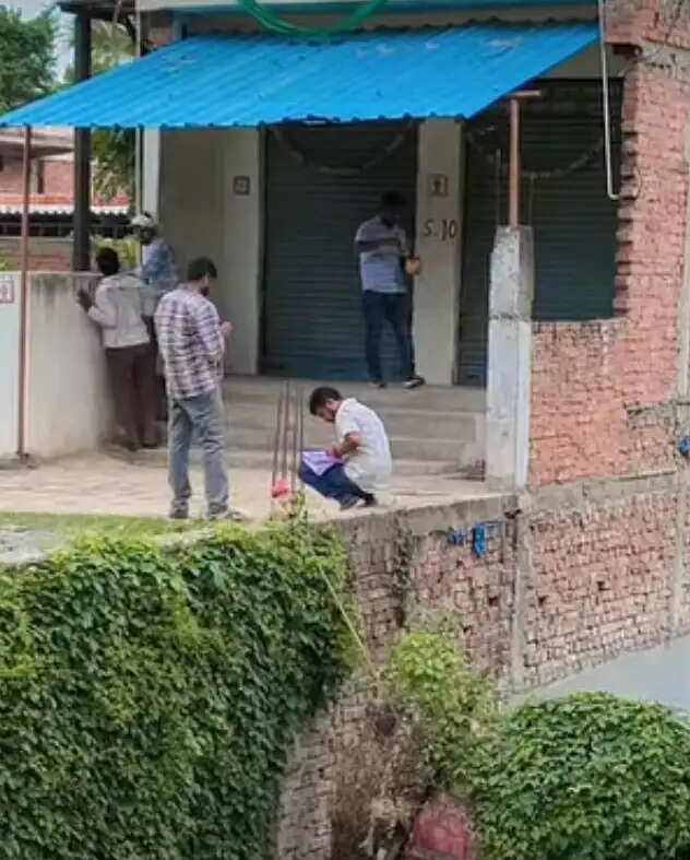 वाराणसी में पड़ाव से डोमरी तक लगभग पांच किमी लम्बी फोरलेन सड़क के लिए नापी शुरू
